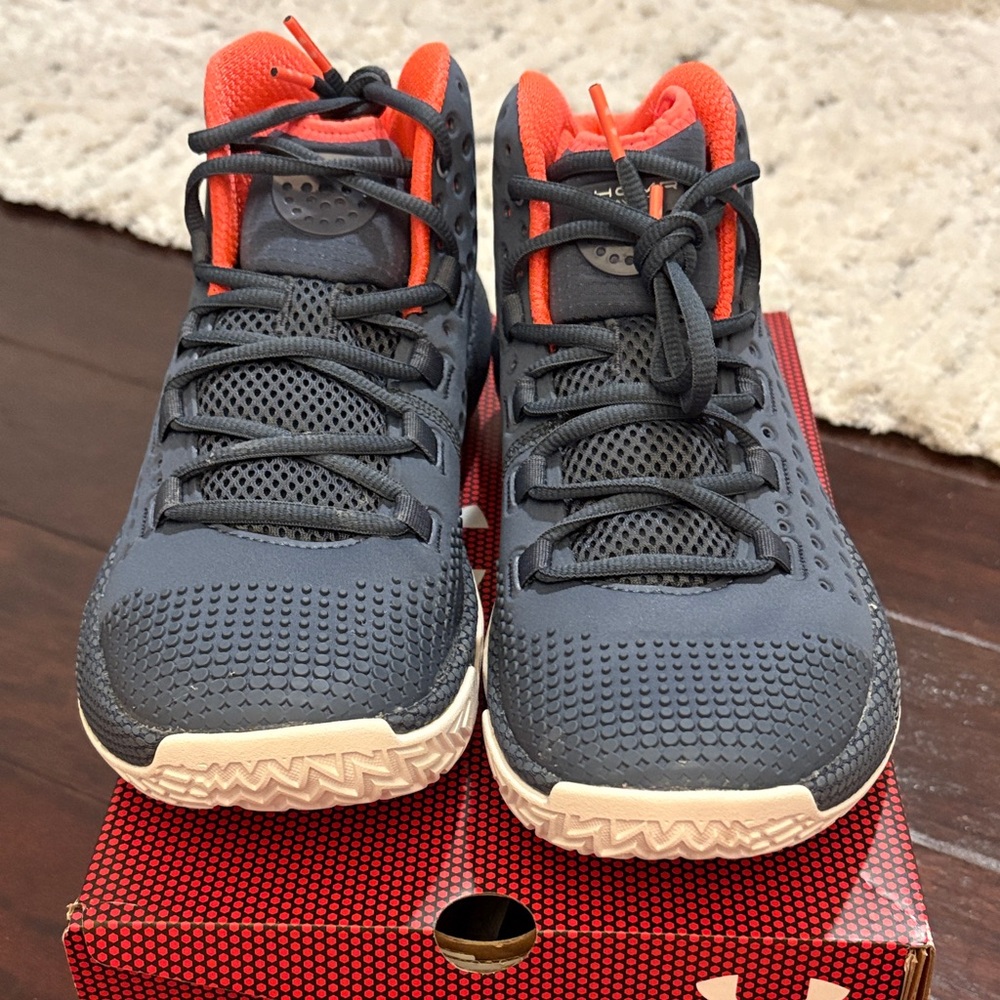 Men’s Under Armour W HOVR Havoc 2 basketball shoes.  SZ 10.